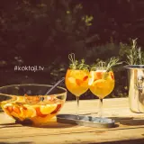 Orzeźwiający **jungle juice** z owocami i ziołami, gotowy do podania. Idealny na letnie przyjęcie.