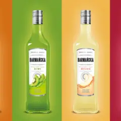 Sześć butelek nalewki Barmańska o różnych smakach: arbuz, pigwa, kiwi, melon, wiśnia, cytryna.