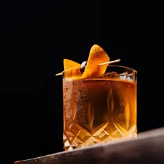 Klasyczny koktajl z pomarańczą i wiśnią, idealny do degustacji. Czy to właśnie angostura co to za smak?