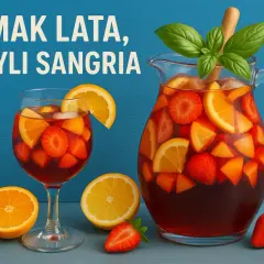 Orzeźwiająca sangria wino z owocami: truskawkami, pomarańczami i cytrynami. Idealny smak lata w dzbanku i kieliszku.