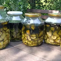 Słoiki z orzechówką na żołądek, przygotowaną z zielonych orzechów włoskich.