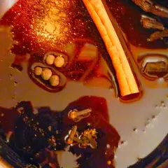 Aromatyczny krupnik alkohol w garnku z laską cynamonu, zielem angielskim i goździkami.