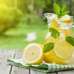 Orzeźwiająca lemoniada z cytrynami i miętą w dzbanku, idealna na upalne dni. Prosty przepis, jak zrobić lemoniadę, znajdziesz obok.