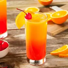 Orzeźwiający drink z tequilą, pomarańczą i wiśnią. Idealny na letnie wieczory.