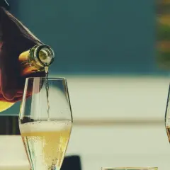 Jak nalewać wino: najważniejsze zasady i techniki serwowania