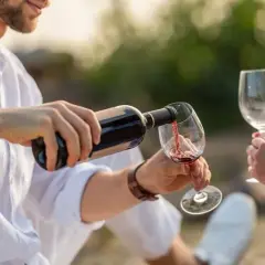 Czy czerwone wino się chłodzi? Odkryj idealne temperatury i metody
