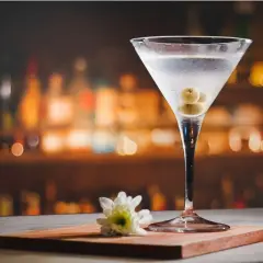 Klasyczny martini z oliwkami, idealny na wieczór. Poznaj prosty martini przepis i poczuj smak elegancji.