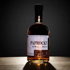 Butelka Paprocky Single Malt, whisky tworzona z pasją, prezentuje bursztynowy kolor i bogactwo aromatów wanilii i karmelu.