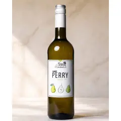 Butelka cydru gruszkowego perry z etykietą przedstawiającą gruszki.
