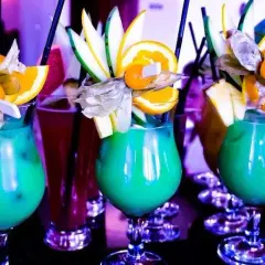 Najlepsze drinki z blue curacao i sokiem pomarańczowym na imprezę