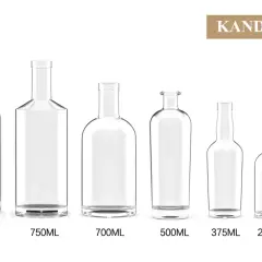 Rząd pustych szklanych butelek o różnych pojemnościach, od 1000 ml do 100 ml. Najmniejsza butelka to ćwiartka wódki.
