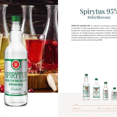 Butelka spirytusu zbożowego Kaliski 95% na tle innych butelek i kieliszków z nalewkami.