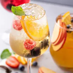 Orzeźwiające drinki z malinami, pomarańczą i miętą. Idealne z czym pić prosecco na letnie popołudnie.