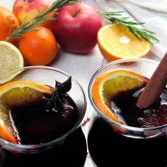 Jak zrobić grzane wino z pomarańczą, które rozgrzeje zimowe wieczory