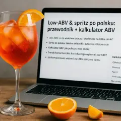 Szklanka z pomarańczowym drinkiem, plasterki pomarańczy i laptop z kalkulatorem ABV.
