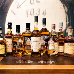 Różne rodzaje whisky: Dalwhinnie, Balvenie, Jura, Oban, Glenfarclas, Monkey Shoulder i inne.