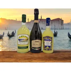 Trzy butelki limoncello i prosecco na tle Wenecji o zachodzie słońca z gondolami.
