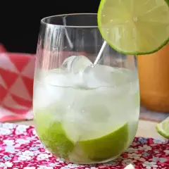 Orzeźwiająca caipirinha z lodem i limonką, idealna na lato. Poznaj prosty przepis!