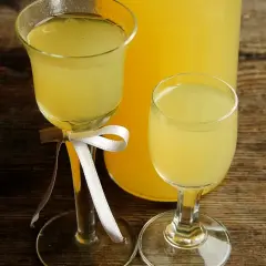 Słodka cytrynówka z miodem w kieliszkach, gotowa do degustacji. Idealna na letnie wieczory.