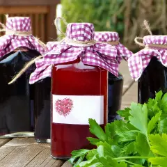 Domowe nalewki w butelkach, ozdobione kratkowanymi chusteczkami. Zastanawiasz się, ile procent ma spirytus użyty do ich produkcji?
