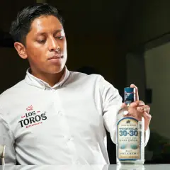 Barman prezentuje butelkę tequili 30-30 Reserva Especial Blanco. Sprawdź, jaka tequila ile procent ma w sobie!