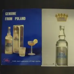 Butelka i kieliszek z wódką Wyborową na tle niebieskim i białym.