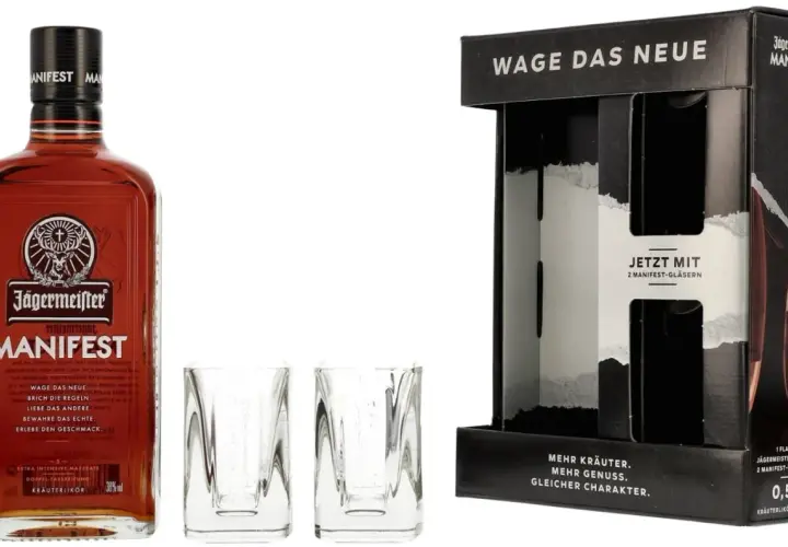 Zestaw Jägermeister Manifest: butelka 0,5l, dwa kieliszki i opakowanie z hasłem "WAGE DAS NEUE".