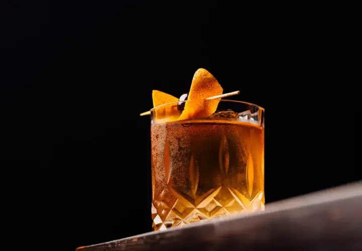 Klasyczny koktajl z pomarańczą i wiśnią, idealny do degustacji. Czy to właśnie angostura co to za smak?
