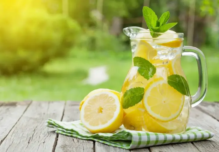 Orzeźwiająca lemoniada z cytrynami i miętą w dzbanku, idealna na upalne dni. Prosty przepis, jak zrobić lemoniadę, znajdziesz obok.