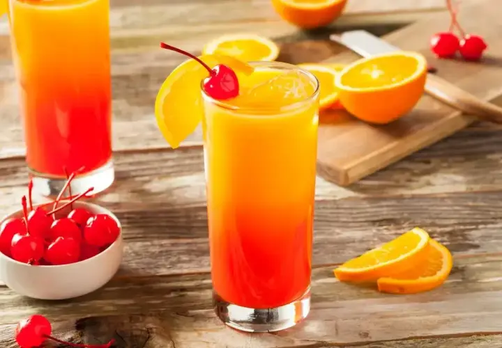 Orzeźwiający drink z tequilą, pomarańczą i wiśnią. Idealny na letnie wieczory.