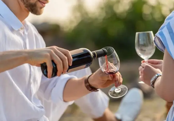 Czy czerwone wino się chłodzi? Odkryj idealne temperatury i metody