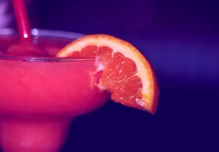 Różowy drink: najlepsze przepisy na koktajle i orzeźwiające napoje