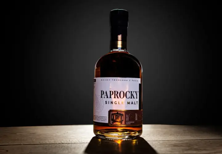Butelka Paprocky Single Malt, whisky tworzona z pasją, prezentuje bursztynowy kolor i bogactwo aromatów wanilii i karmelu.