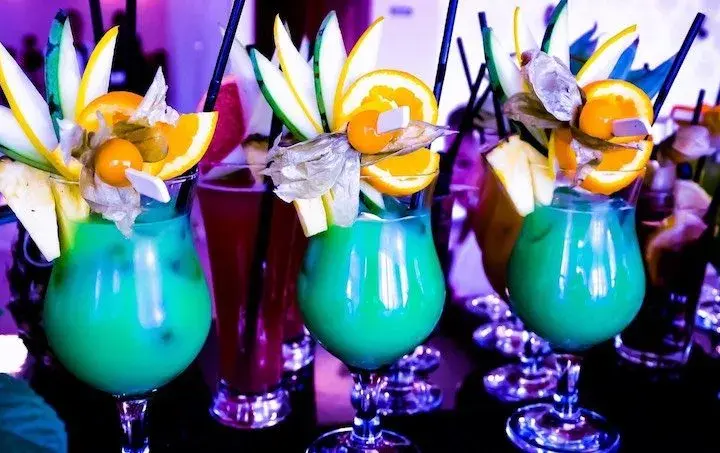Najlepsze drinki z blue curacao i sokiem pomarańczowym na imprezę