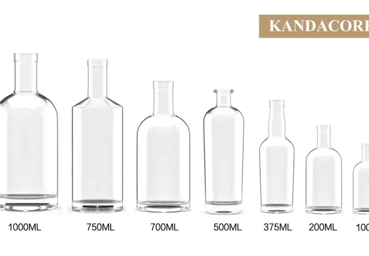 Rząd pustych szklanych butelek o różnych pojemnościach, od 1000 ml do 100 ml. Najmniejsza butelka to ćwiartka wódki.