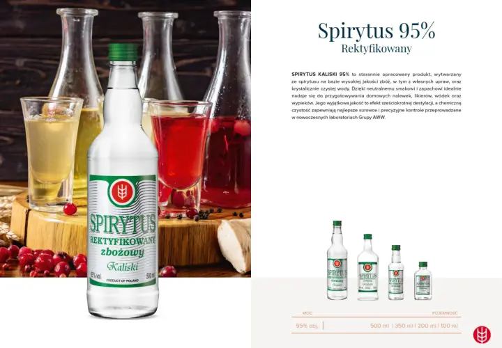 Butelka spirytusu zbożowego Kaliski 95% na tle innych butelek i kieliszków z nalewkami.