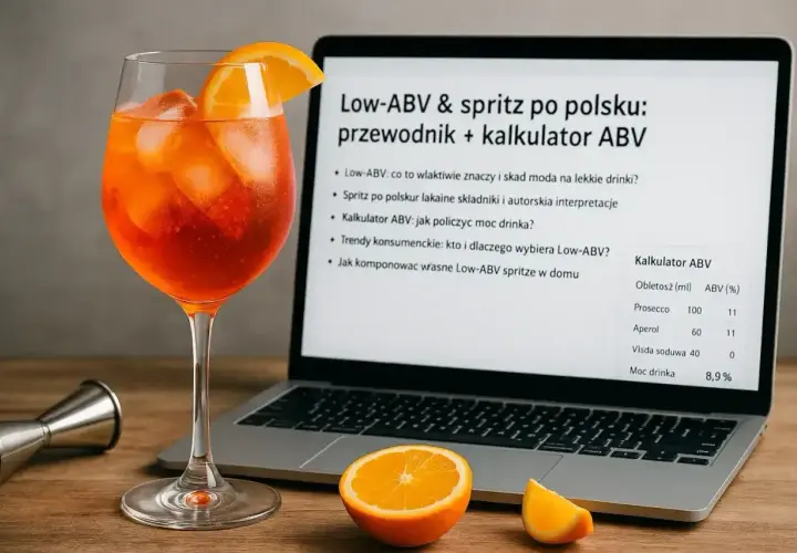 Szklanka z pomarańczowym drinkiem, plasterki pomarańczy i laptop z kalkulatorem ABV.