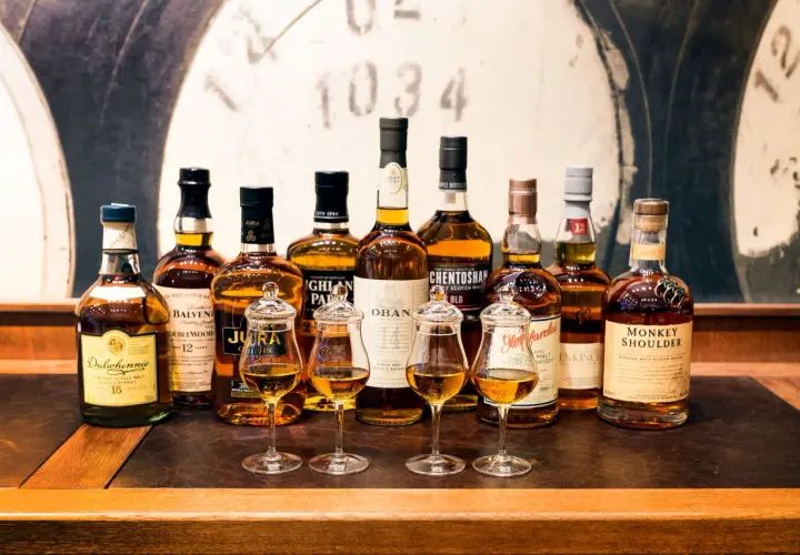 Różne rodzaje whisky: Dalwhinnie, Balvenie, Jura, Oban, Glenfarclas, Monkey Shoulder i inne.