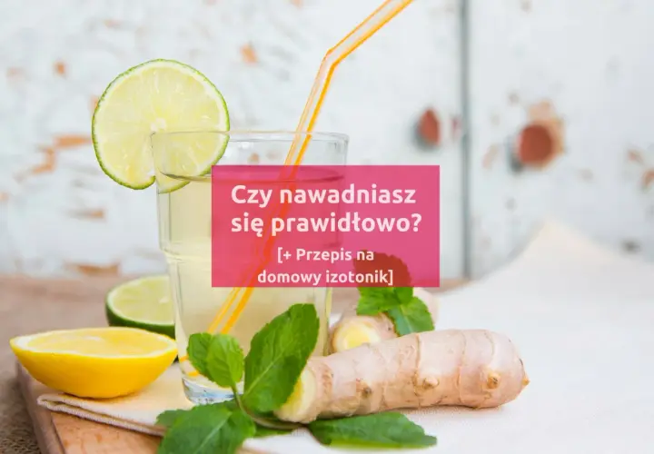 Szklanka z napojem, plasterki cytryny, limonki, mięta i imbir. Czy wiesz, jak zrobić domowy izotonik?