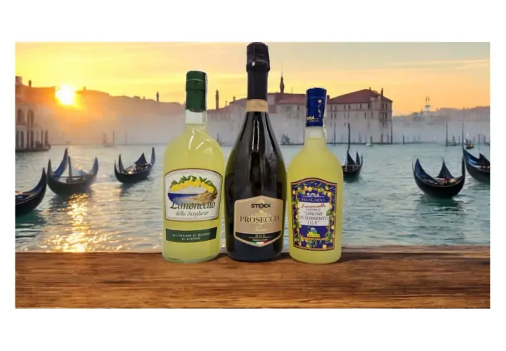 Trzy butelki limoncello i prosecco na tle Wenecji o zachodzie słońca z gondolami.