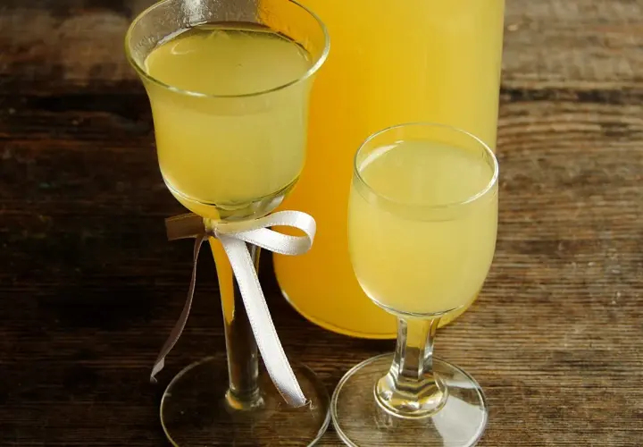 Słodka cytrynówka z miodem w kieliszkach, gotowa do degustacji. Idealna na letnie wieczory.