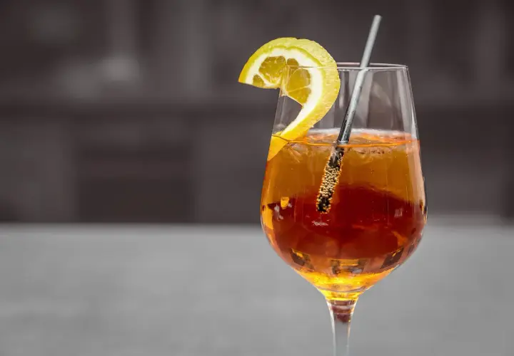 Orzeźwiający drink z plasterkiem cytryny i słomką. Zastanawiasz się, metaxa co to? To grecki destylat, który może być bazą dla takich pyszności.