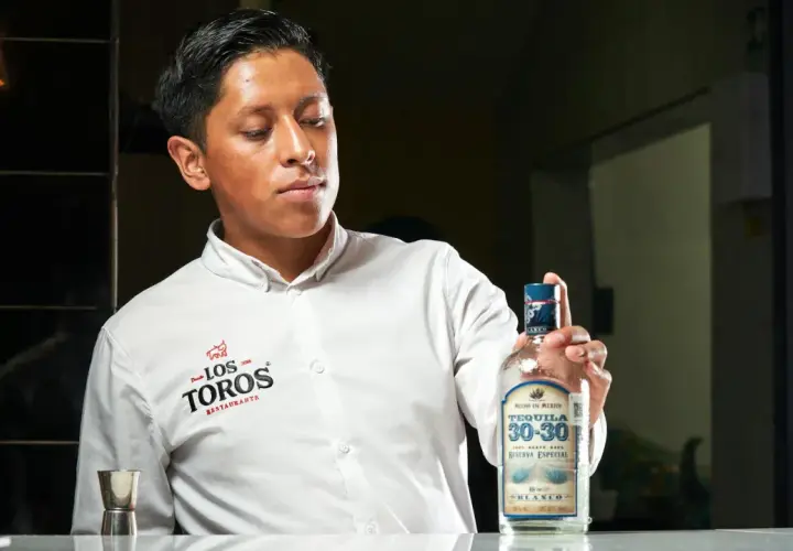 Barman prezentuje butelkę tequili 30-30 Reserva Especial Blanco. Sprawdź, jaka tequila ile procent ma w sobie!