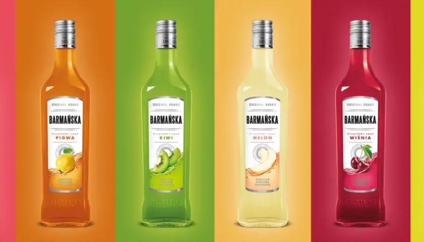 Sześć butelek nalewki Barmańska o różnych smakach: arbuz, pigwa, kiwi, melon, wiśnia, cytryna.