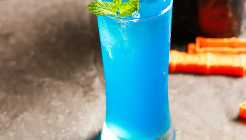 Błękitny drink z miętą i lodem w szklance.