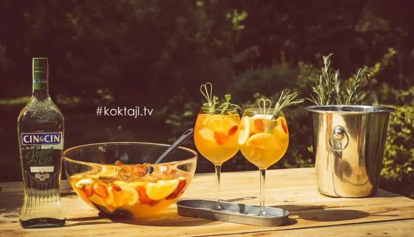 Orzeźwiający **jungle juice** z owocami i ziołami, gotowy do podania. Idealny na letnie przyjęcie.