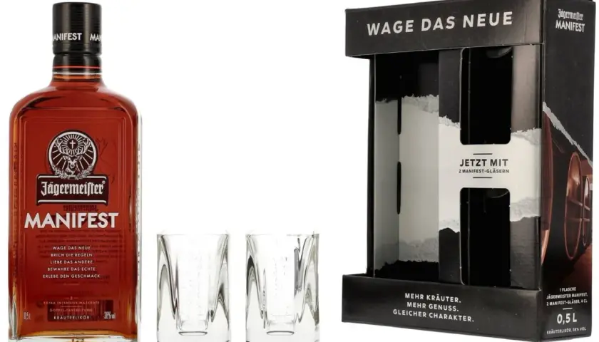 Zestaw Jägermeister Manifest: butelka 0,5l, dwa kieliszki i opakowanie z hasłem "WAGE DAS NEUE".