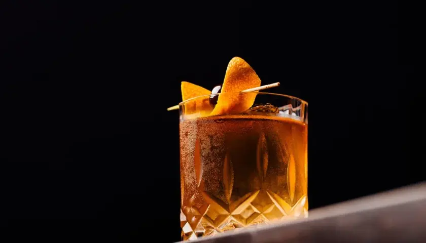 Klasyczny koktajl z pomarańczą i wiśnią, idealny do degustacji. Czy to właśnie angostura co to za smak?