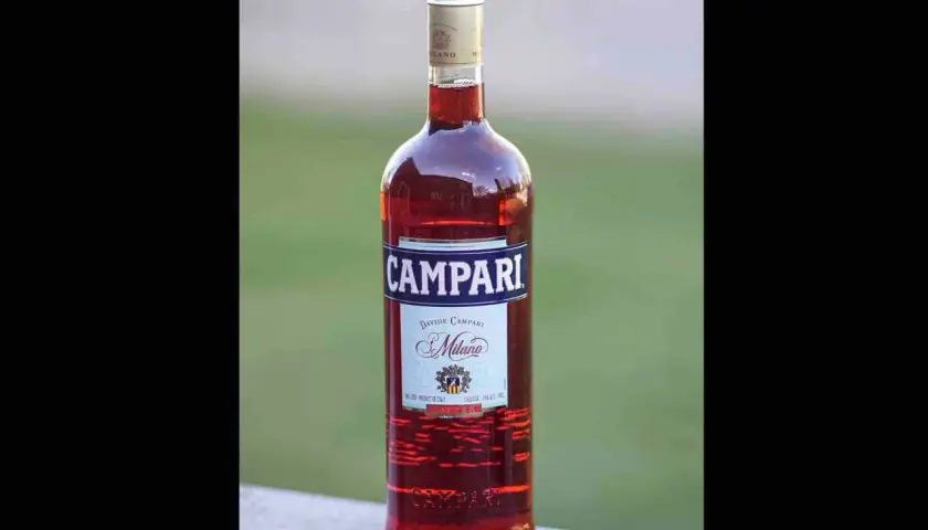 Butelka czerwonego likieru Campari z etykietą "Davide Campari Milano".