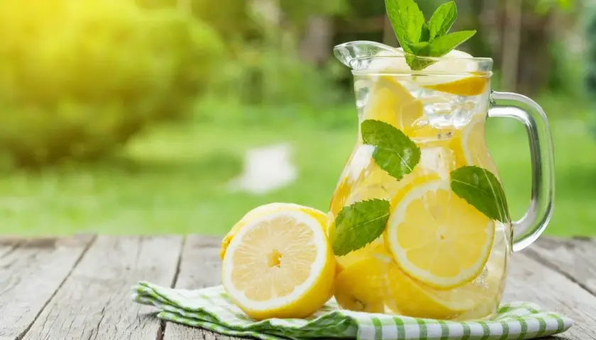 Orzeźwiająca lemoniada z cytrynami i miętą w dzbanku, idealna na upalne dni. Prosty przepis, jak zrobić lemoniadę, znajdziesz obok.